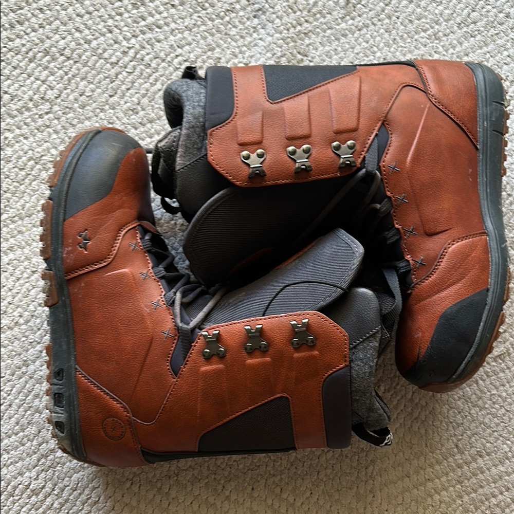 Men's Brown and Black Snowboarding Boots sz10
